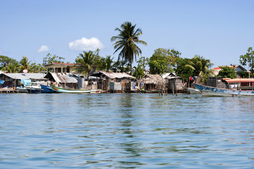 Fototapeta na wymiar Poblado, pueblo de cabañas en una isla de Guna Yala, Kuna Yala, San Blas, Panamá, Caribe