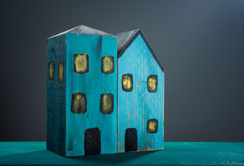 blaue Häuser aus Holz