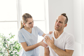 men Explaining Shoulder injury to the doctor