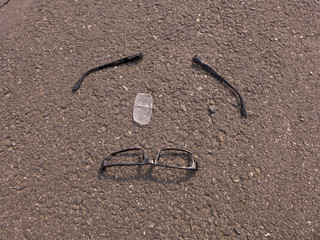 Die Brille ist heruntergefallen und in Einzelteile zerbrochen