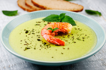scampi suppe mit minze und brot