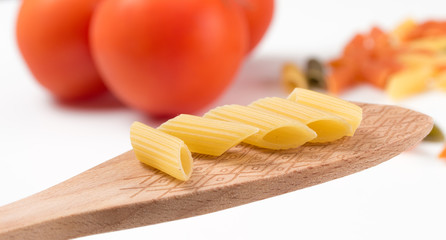 5 Nudeln auf Holzlöffel