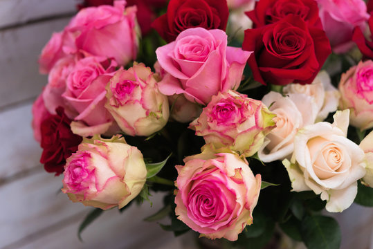 Bouquet de roses mélangées : Rouge, rose et parme