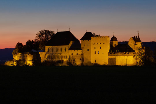 รูปภาพLenzburg เลือกดูภาพถ่ายสต็อก เวกเตอร์ และวิดีโอ481 Adobe Stock