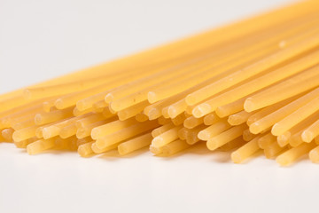 rohe Italienische Spaghetti Teigwaren Makro weißer Hintergrund