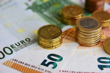 Geldscheine und Münzen