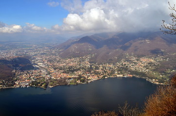 Blick von Brunate auf den Comer See