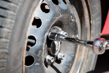 Festziehen der Radmuttern mit einem Drehmomentschlüssel