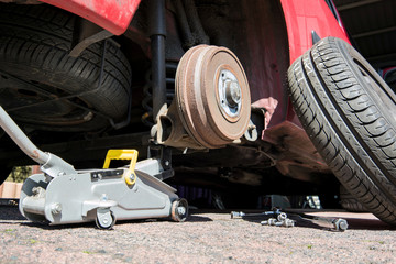 Radwechsel vor einer Garage