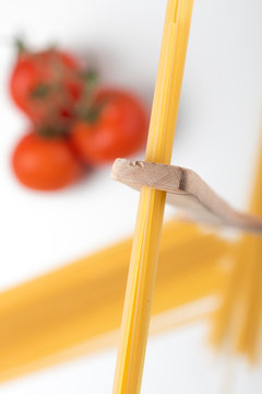 L&ouml;ffel h&auml;ngt auf Spaghetti makro, Tomaten und Nudeln hintergrund