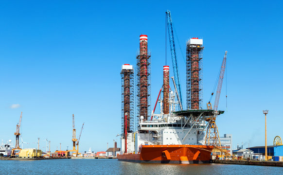 Errichterschiff für Offshore-Windenergieanlagen liegt im Hafen von Bremerhaven