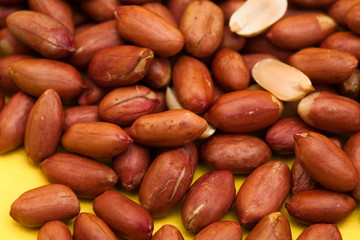 Obraz premium Top view of redskin peanuts background 