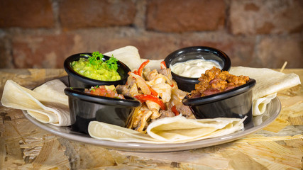 comida de carne con salsas