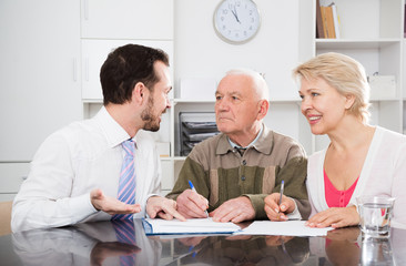 Obraz premium couple signing papers in bank