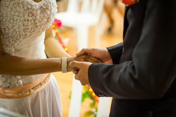 manos de hombre cogiendo las manos de su mujer en el matrimonio