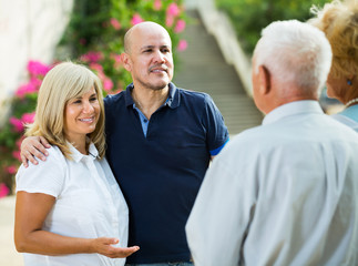Obraz premium Elderly parents with adult children