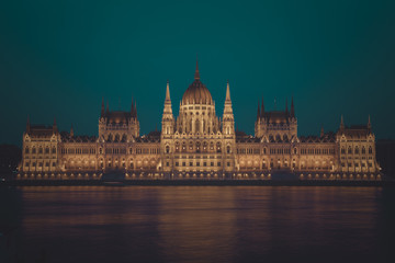 Fototapeta na wymiar Parlament Ungarn in der Nacht