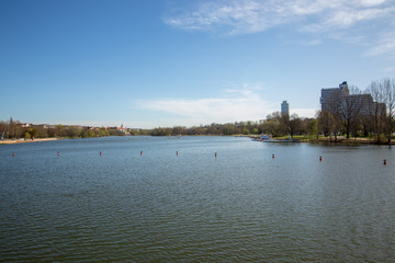 Naklejka premium lake and city