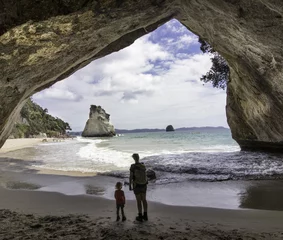 Fotobehang catherdral cove new zealand coromedal vacation family with kids © Martin