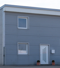 Modernes Haus mit Haustür und Fenstern