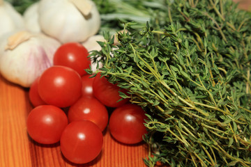 Spicy herbs with garlic and cherry tomatoes