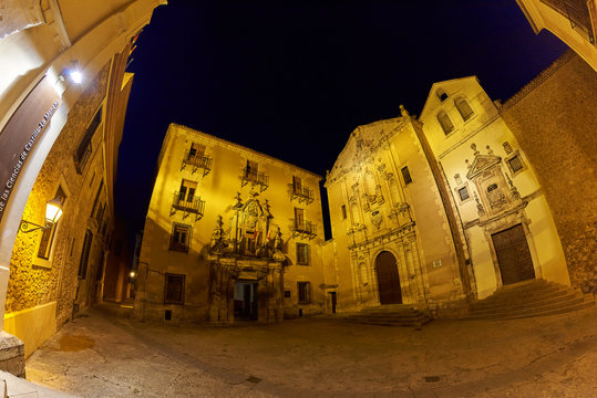 Vista Nocturna de la Plaza de la Merced desde la Entrada del Museo de las Ciencias de Castilla La Mancha en la Antigua Ciudad Medieval de Cuenca, Espa&ntilde;a