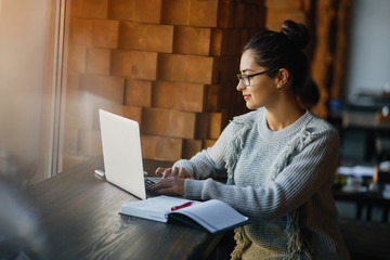 girl working on a laptop at a restaurant
