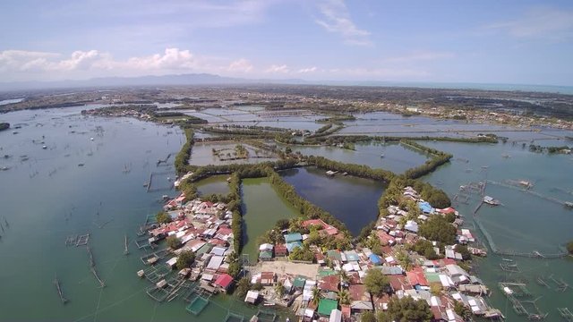 Drohnenflug &uuml;ber die Fischfarmen in Dagupan, Philippinen