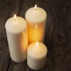 Fototapeta na wymiar trois bougies flamboyantes 