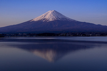 未明の河口湖畔と富士山