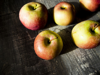 fresh apples lie on the table
