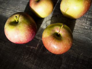 fresh apples lie on the table