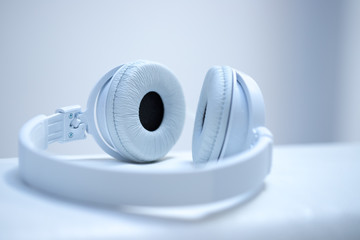 Weiße Kopfhörer, Musik hören und streamen