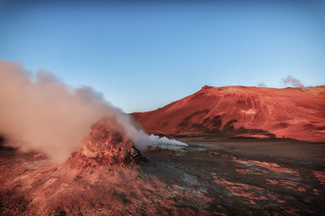 Geothermisches Feld Hverir in Island. Solfatar im Sonnenaufgang. Geothermal Energie_002