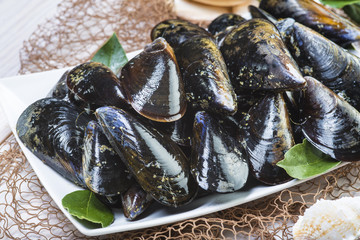 Mejillones frescos y vivos recién recolectados para  la comida en la cocina