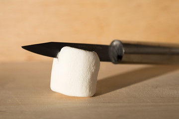 Messer schneidet einen Marshmellow
