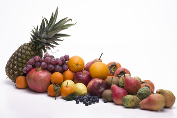 Fototapeta na wymiar composizione di frutta su fondo bianco 