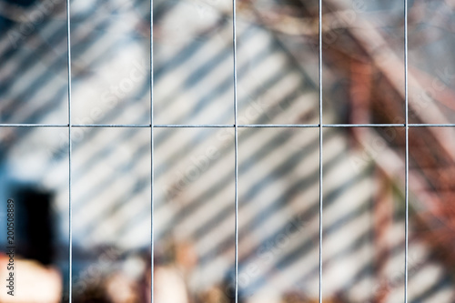 "Schatten von Holzstiege auf Hausmauer" Stockfotos und lizenzfreie