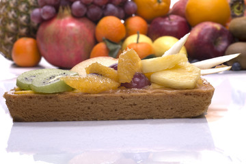 crostata di frutta  di forma rettangolare su fondo bianco 