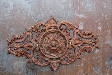 DÉCORATION DE PORTAIL ROUILLÉE