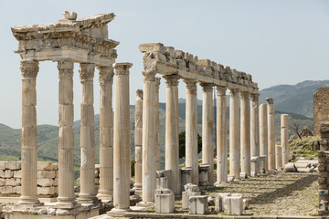 Obraz premium ruins of the Temple of Trajan in the ancient Greek Roman city of Pergamon