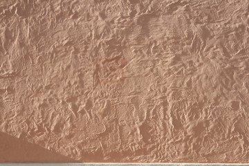 Rote Wand mit Patinastruktur