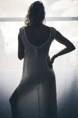 Jolie femme en robe transparente