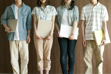 一列に並ぶビジネスマンとビジネスウーマン