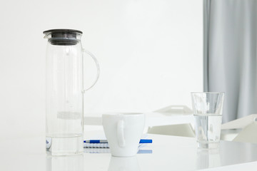 Посуда для воды стоит на столе.