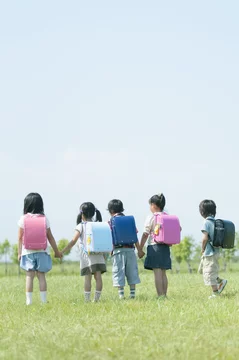 ランドセルを背負う小学生の後姿 Stock 写真 Adobe Stock