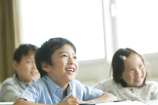 授業を受ける小学生
