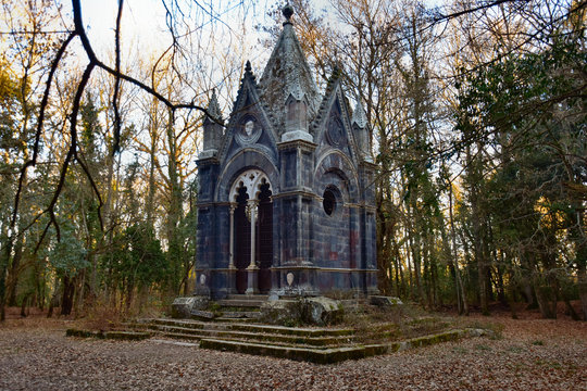 Tomba del Conte Edoardo Cahen, Marchese di Torre Alfinaf, nel bosco del Sasseto in Acquapendente, Lazio