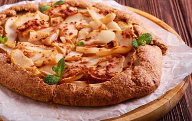 Pear and cinnamon whole meal crust cake