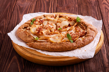 Pear and cinnamon whole meal crust cake